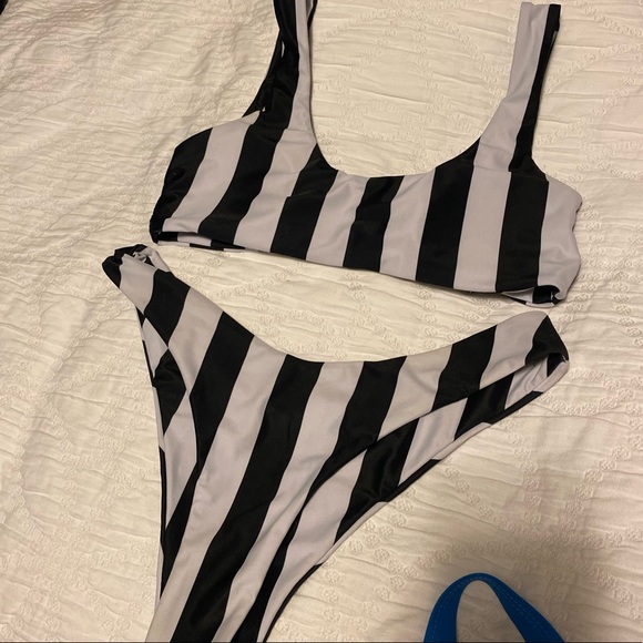 Striped bikini - Picture 2 of 2